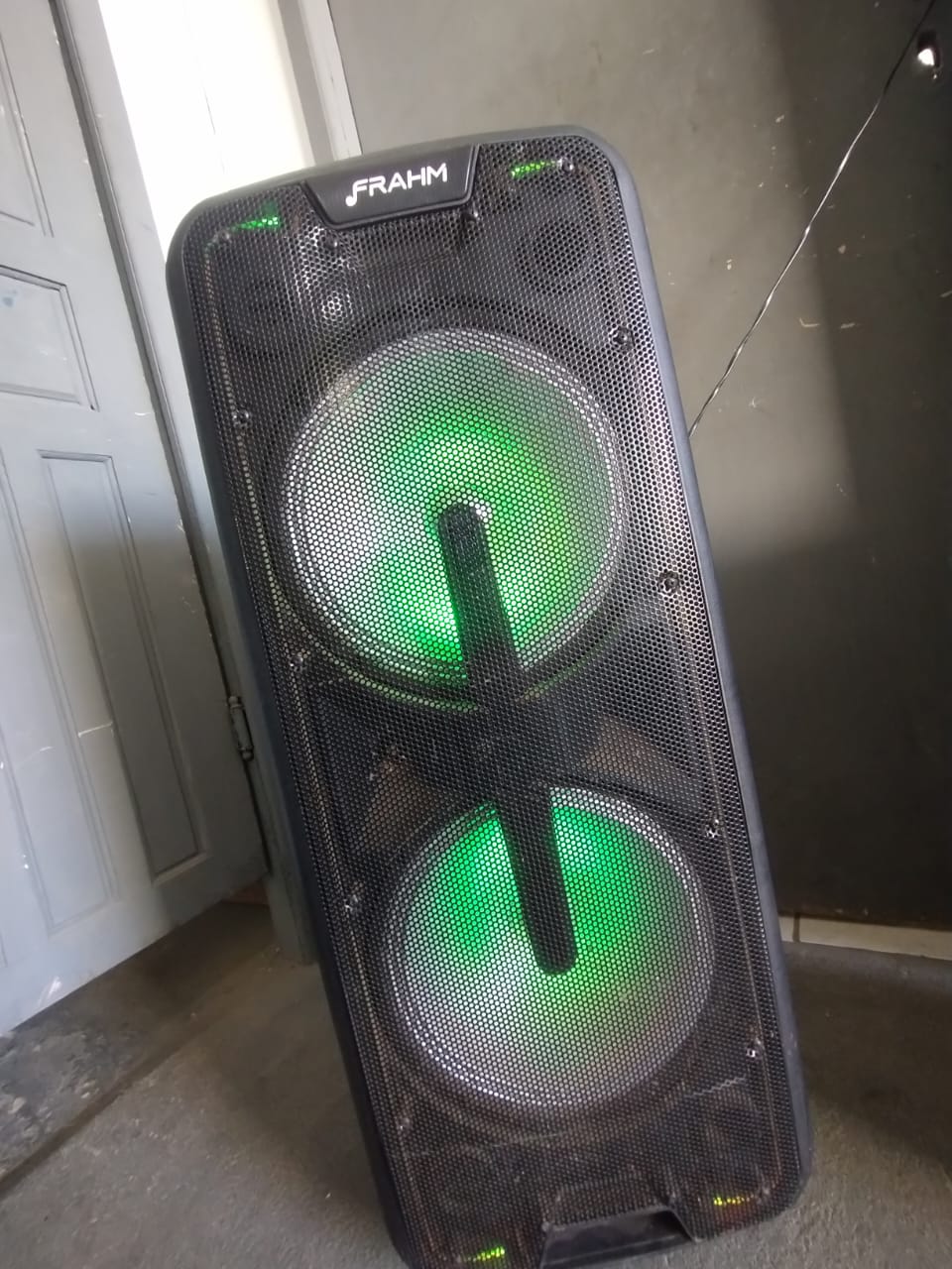 Caixa de Som Frahm CM 1850 - 1850W RMS | Bluetooth, USB, LED RGB | Com Avaria