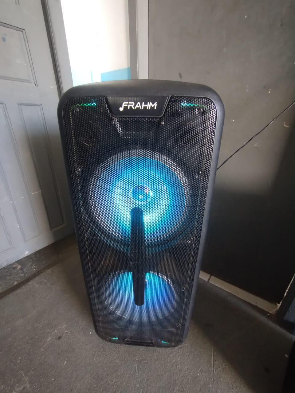 Caixa de Som Frahm CM 1850 - 1850W RMS | Bluetooth, USB, LED RGB | Com Avaria